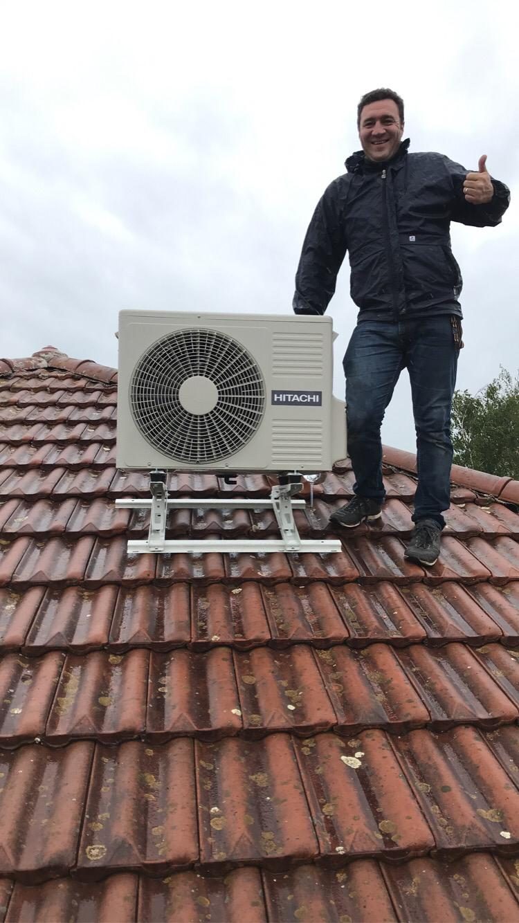 Mathieu Maurin, fondateur Easy Calo, sur un chantier d'installation de pompe à chaleur à Villefranche-sur-Saône